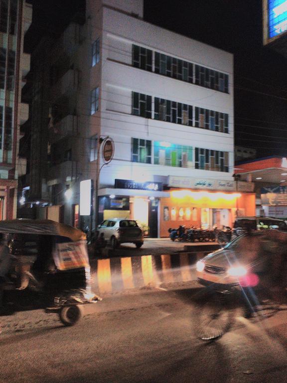 Hotel Ajaya Varanasi Exterior foto